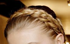 Как заплести косу вокруг головы: последовательность действий и вариации этих женственных причёсок Прическа из косичек вокруг головы ребенку